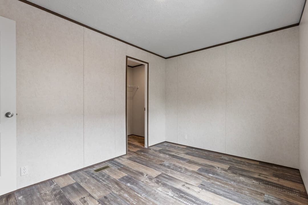 Express 28443w bedroom home features