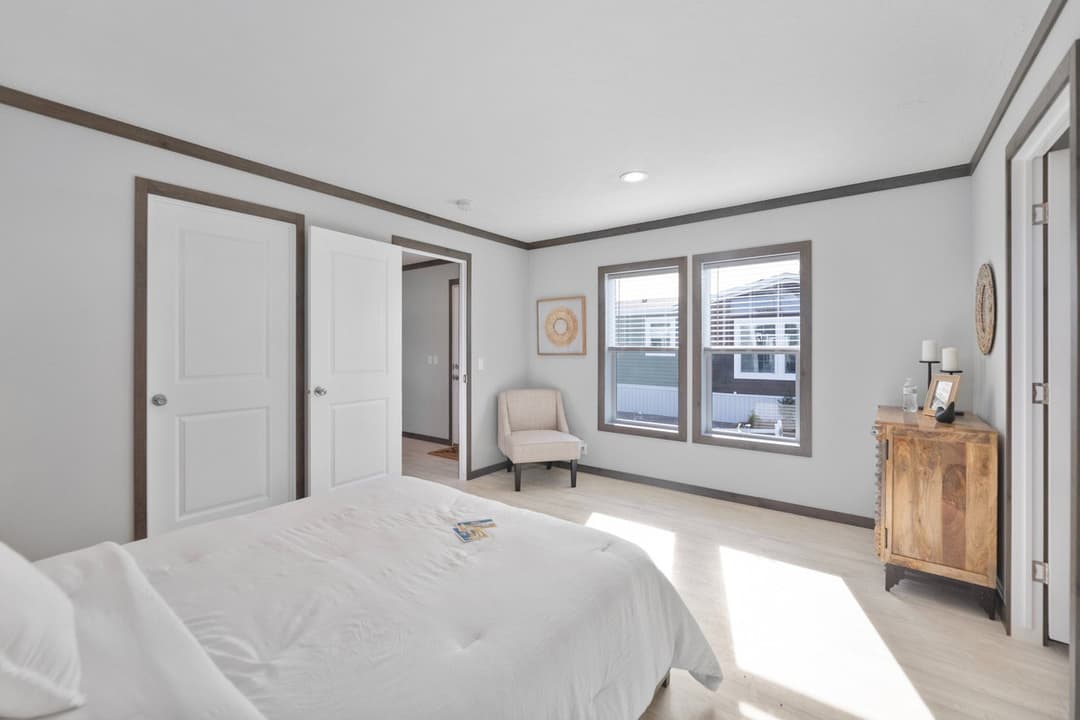 Pioneer 16763k bedroom home features