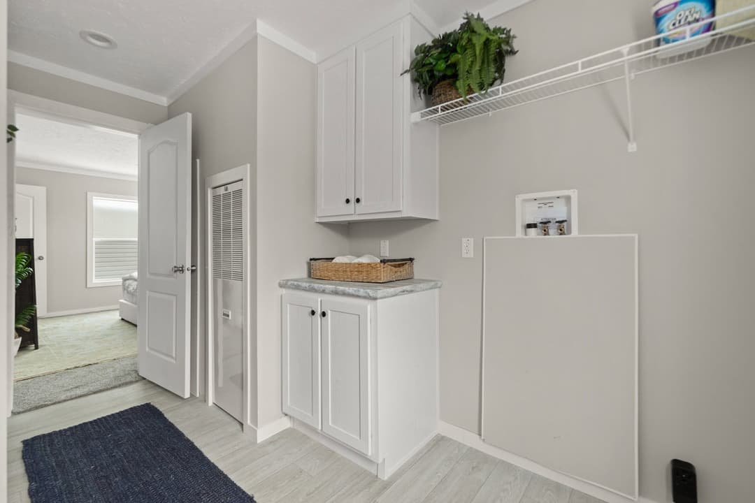 Escape 28443b interior home features