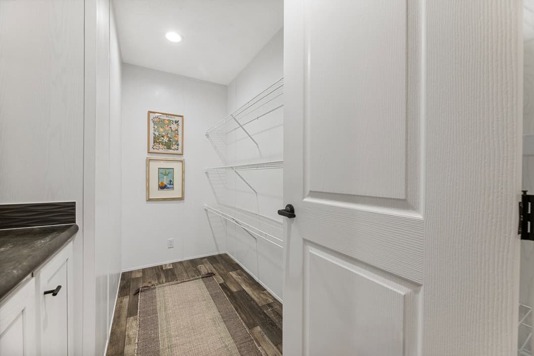 Stratos 28643b interior home features