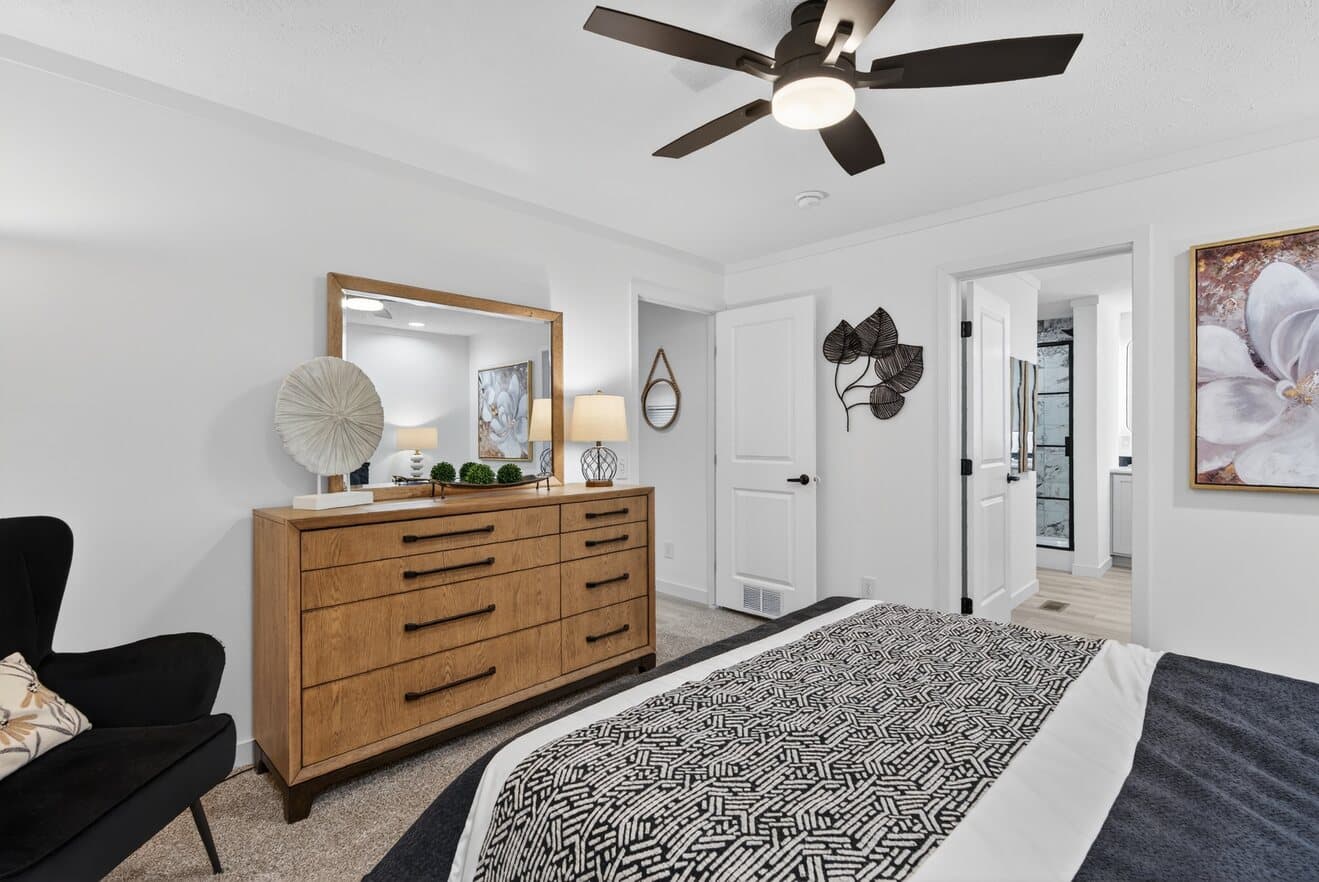 Aura 28644n bedroom home features
