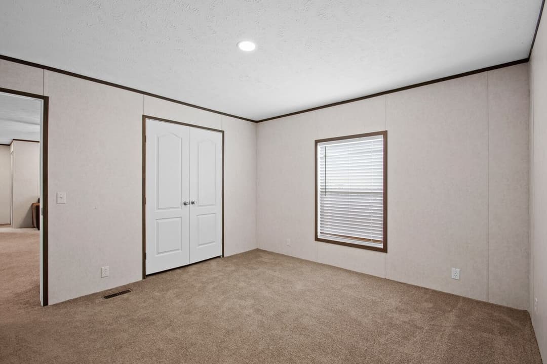 Express 28443w bedroom home features