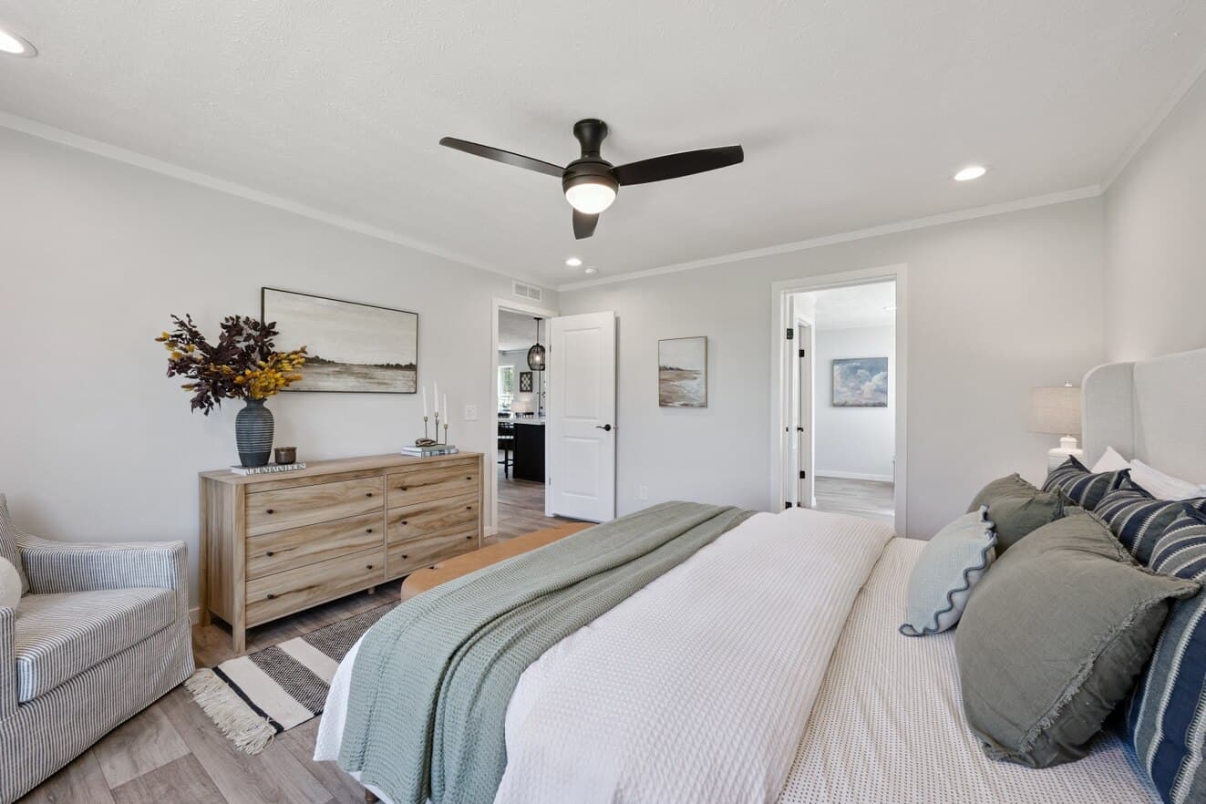 Axis 32563n bedroom home features