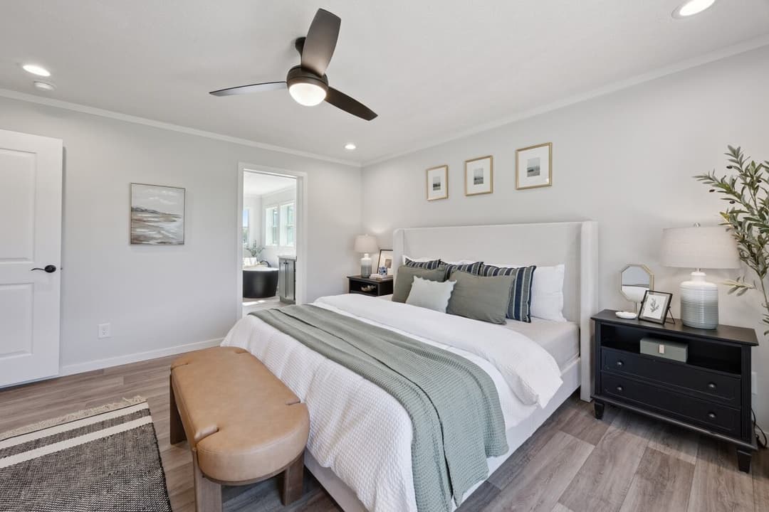 Axis 32563n bedroom home features