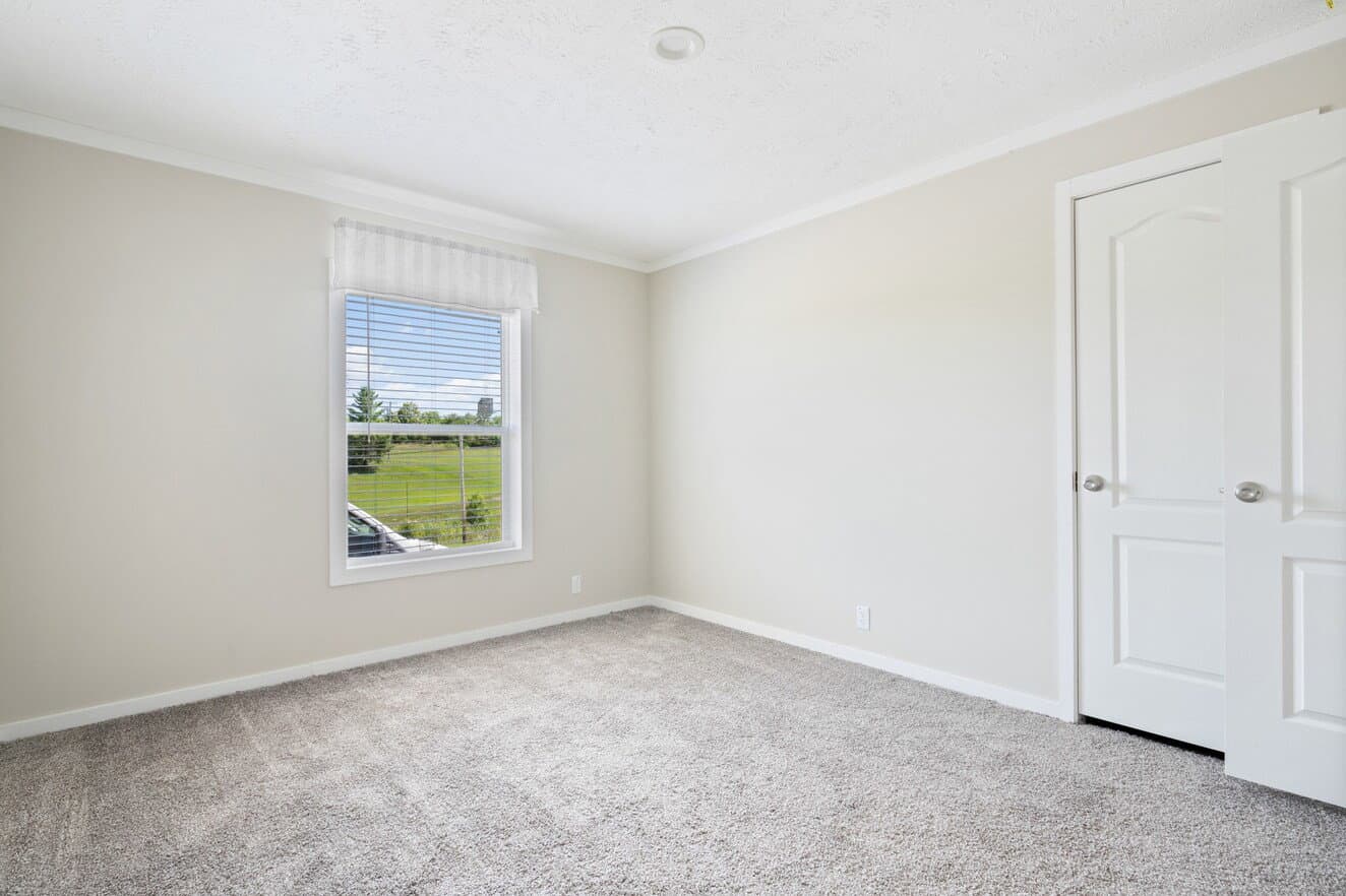 Champ 28563t bedroom home features
