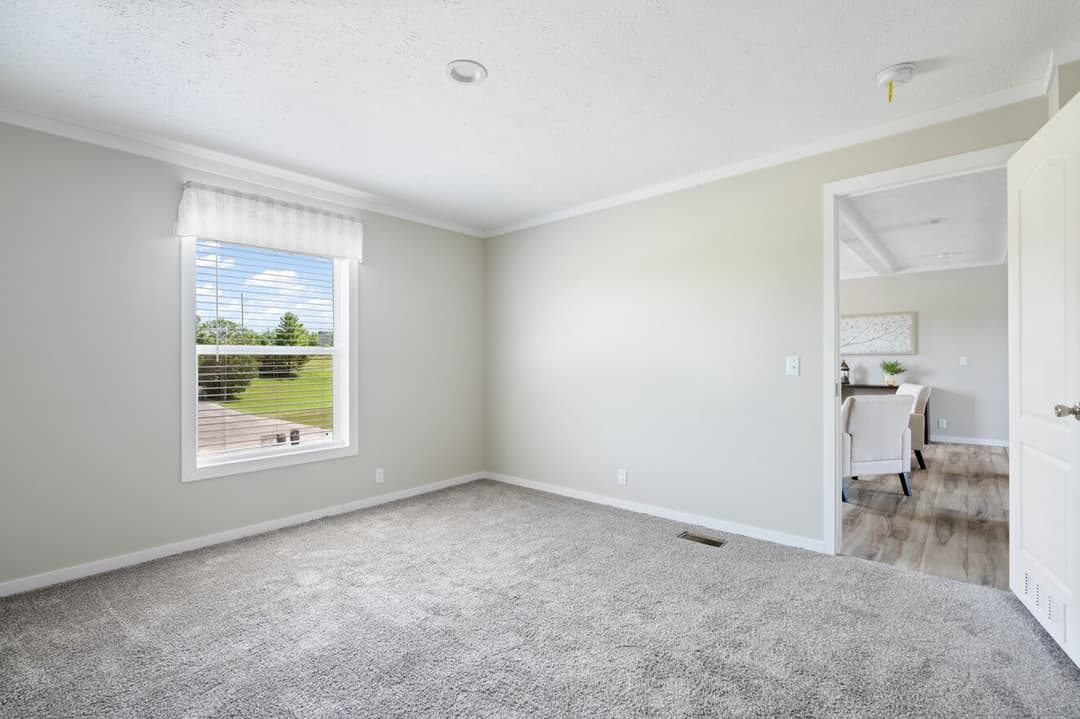 Champ 28563t bedroom home features