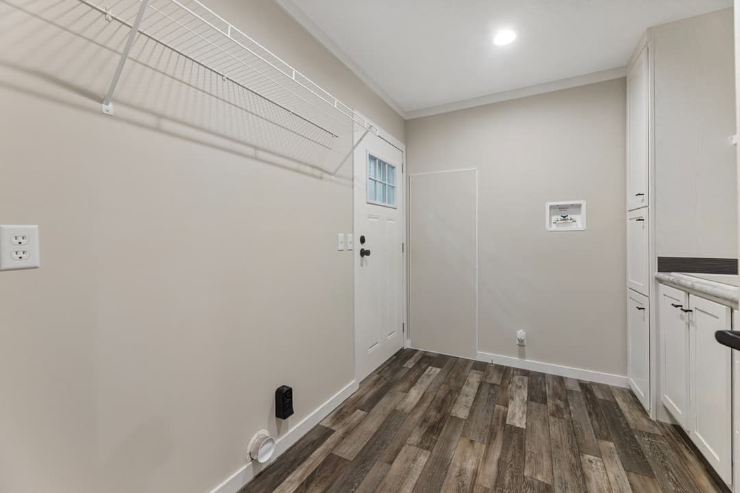 Stratos 28643b interior home features
