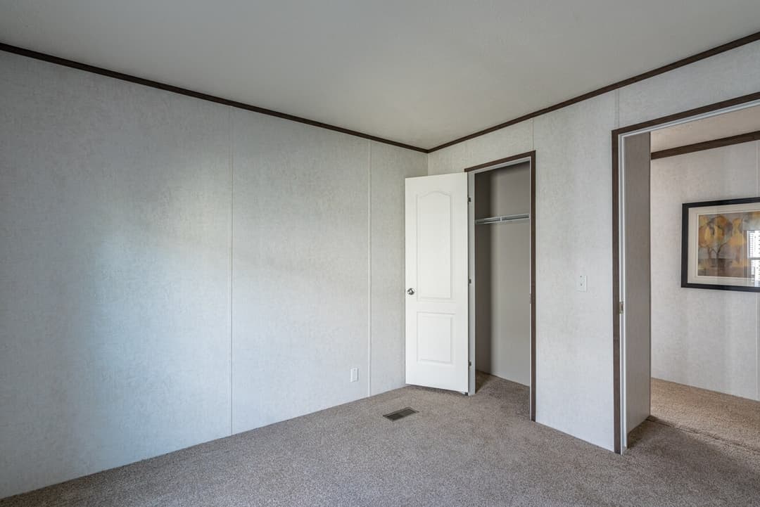 Entertainer 28764e bedroom home features