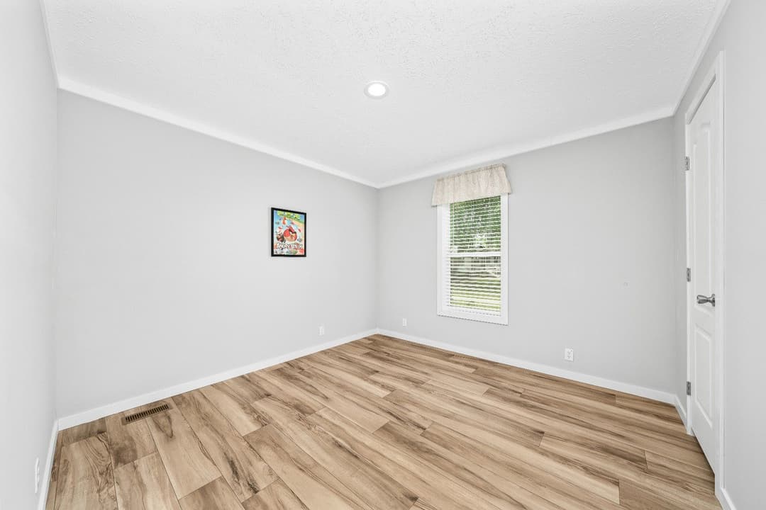 X model 32684x bedroom home features