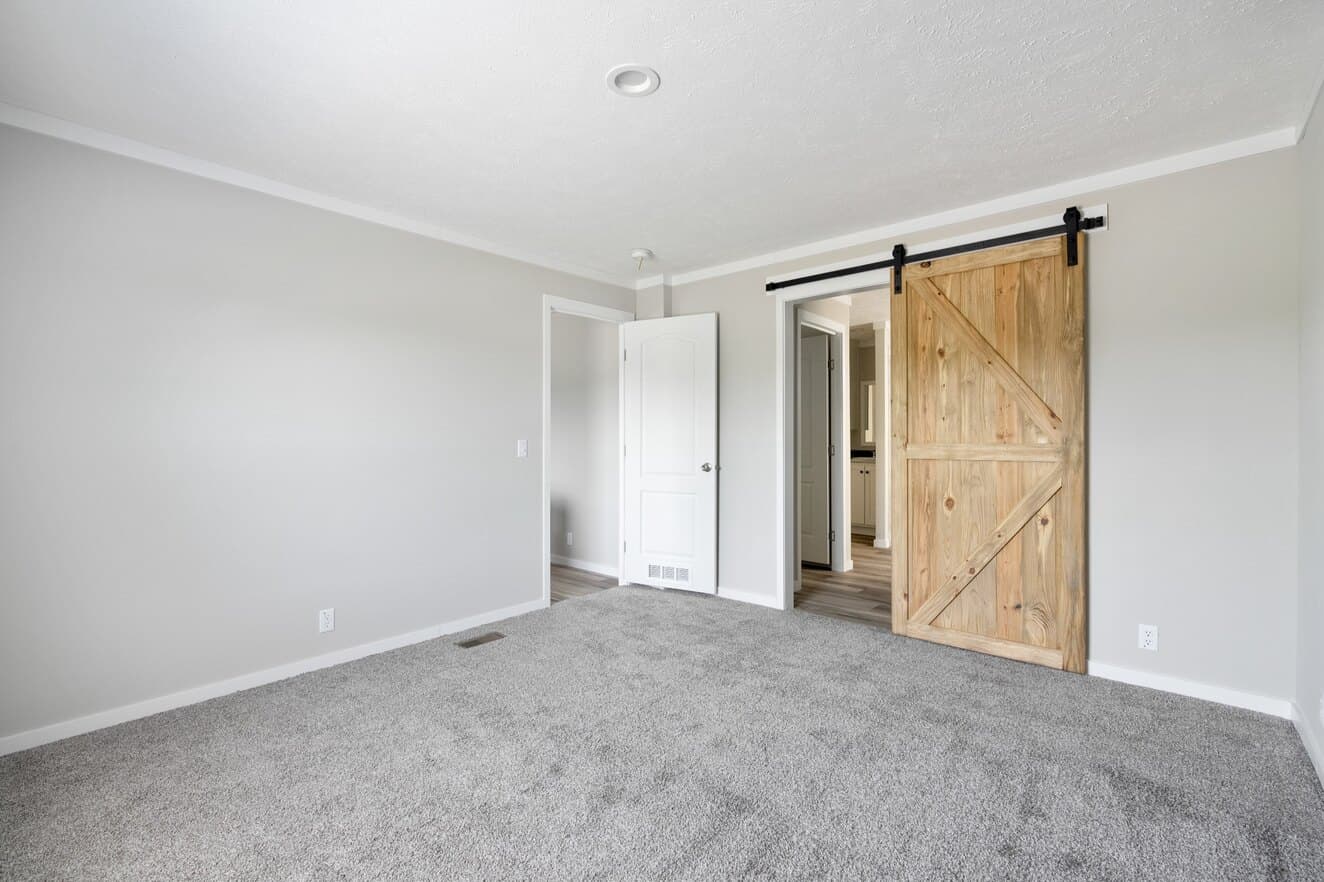 Champ 28563t bedroom home features