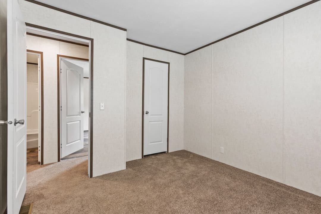 Express 28443w bedroom home features